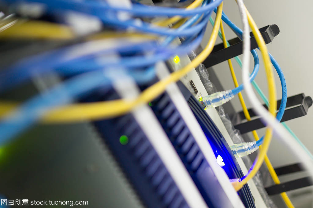 核心交換機 網絡空間的基石與高效運維的守護者